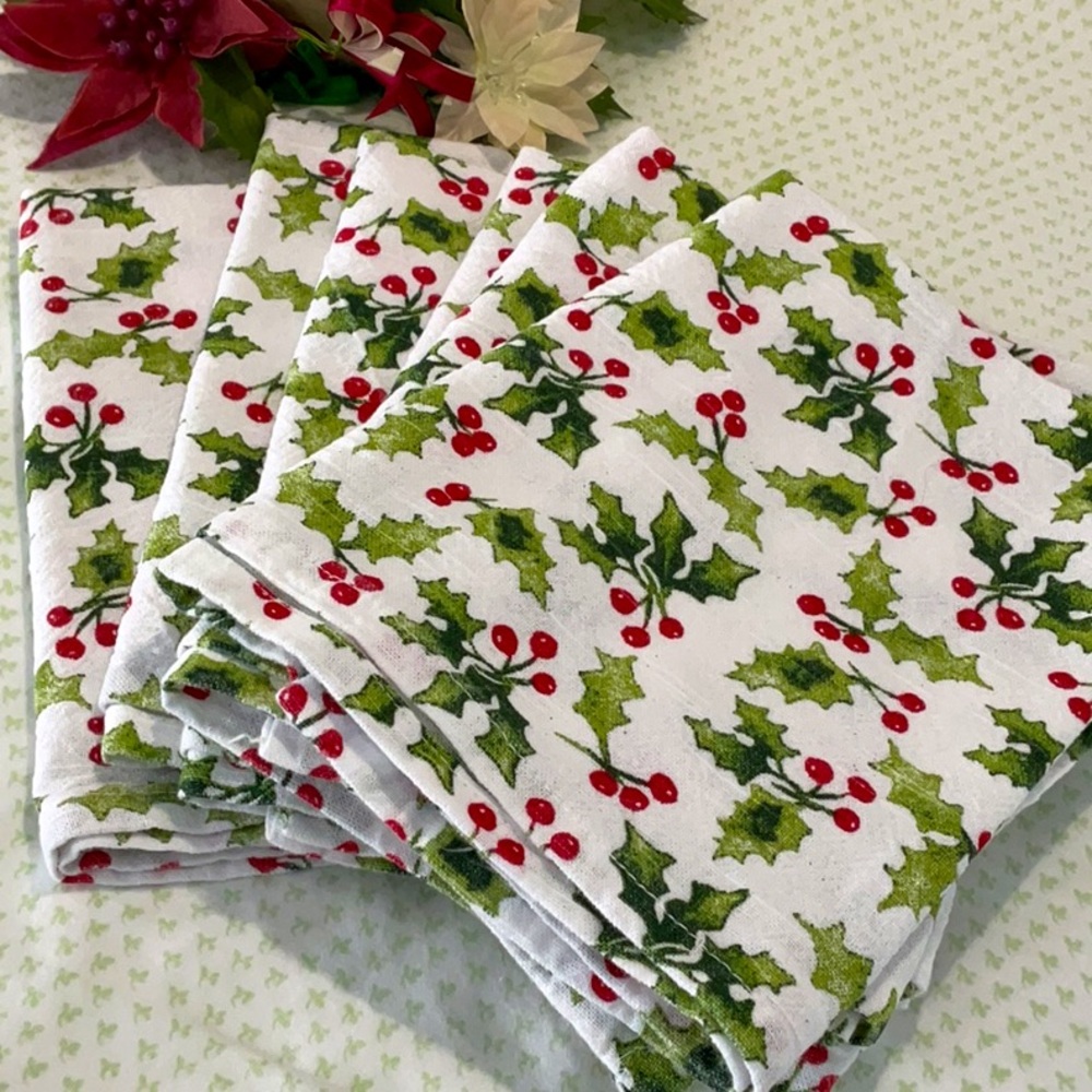 🎄 Cupcakes and Cashmere 6 napkins. Christmas Holly.